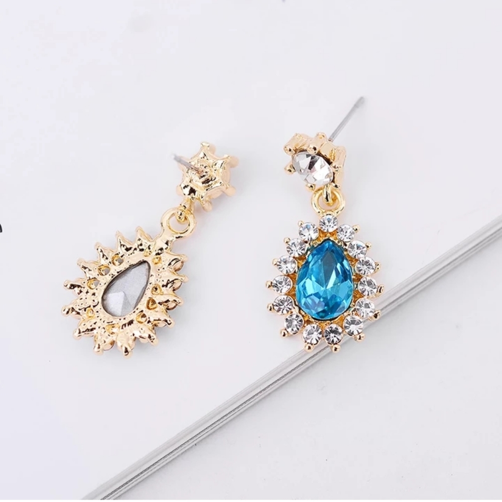 🎀18k Sky Blue Crystal Drop Earings - Picture 2 of 5